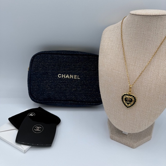 👻 CHANEL Beauty Bundle 001 - Picture 1 of 4